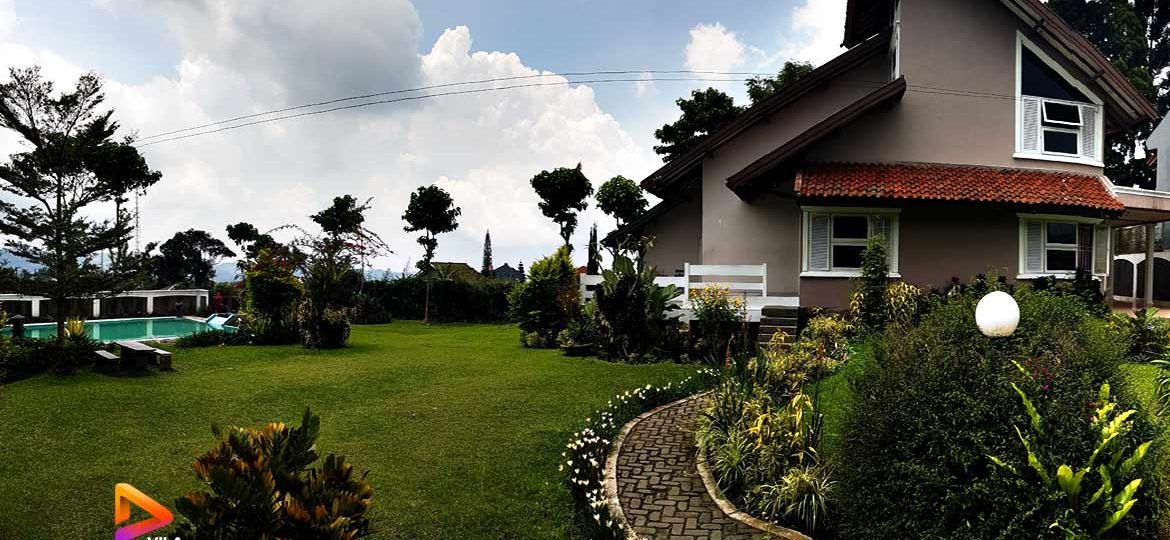 villa di puncak dengan kolam renang